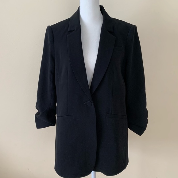 Khloe Ruched Sleeve Blazer
CINQ À SEPT - Picture 5 of 12